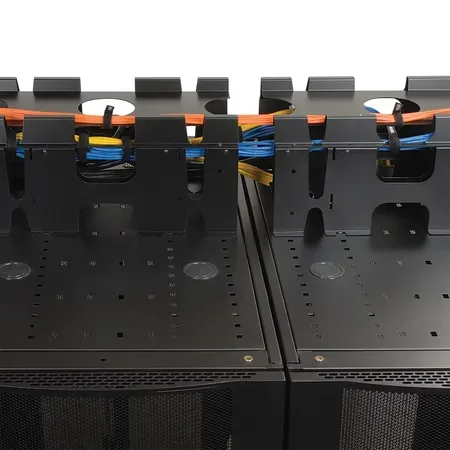 Eaton Tripp Lite Series rackskåp med takmonterad kabelränna