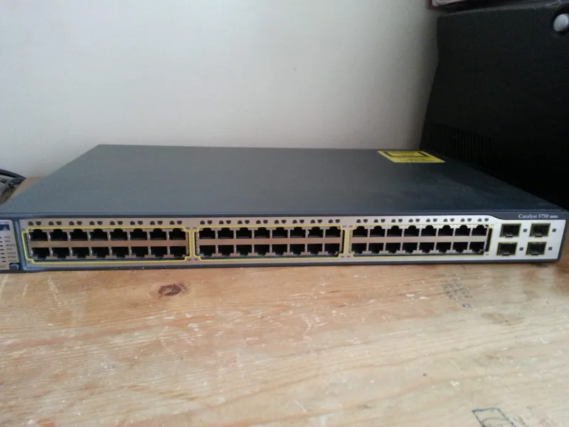 Cisco Catalyst 3750-48TS hanterad switch med 48 portar (renoverad)