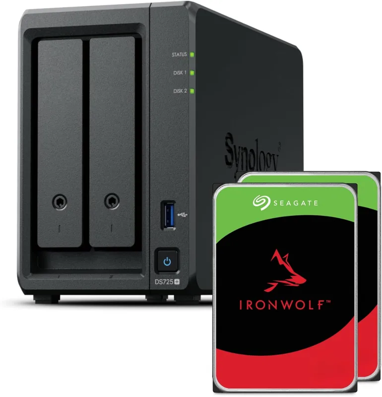 Synology DS725+ 8 TB paket (Seagate Ironwolf 2X 4TB) 2-Bay Plus-serie med Ryzen R1600, 4 GB ram (32 GB max), 1 x 2,5 GbE, 1 x 1 GbE, 2X M.2 NVMe-kortplatser. DX525 förlängning tillgänglig via Type-C