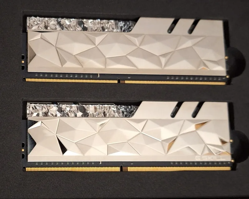 G.Skill Trident Z Royal F4-4000C14D-16GTES