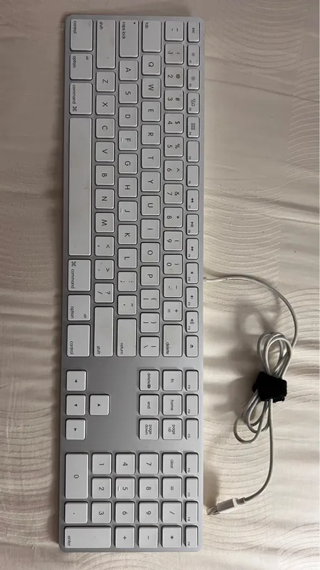Apple MWR03N/A Cover and keybo